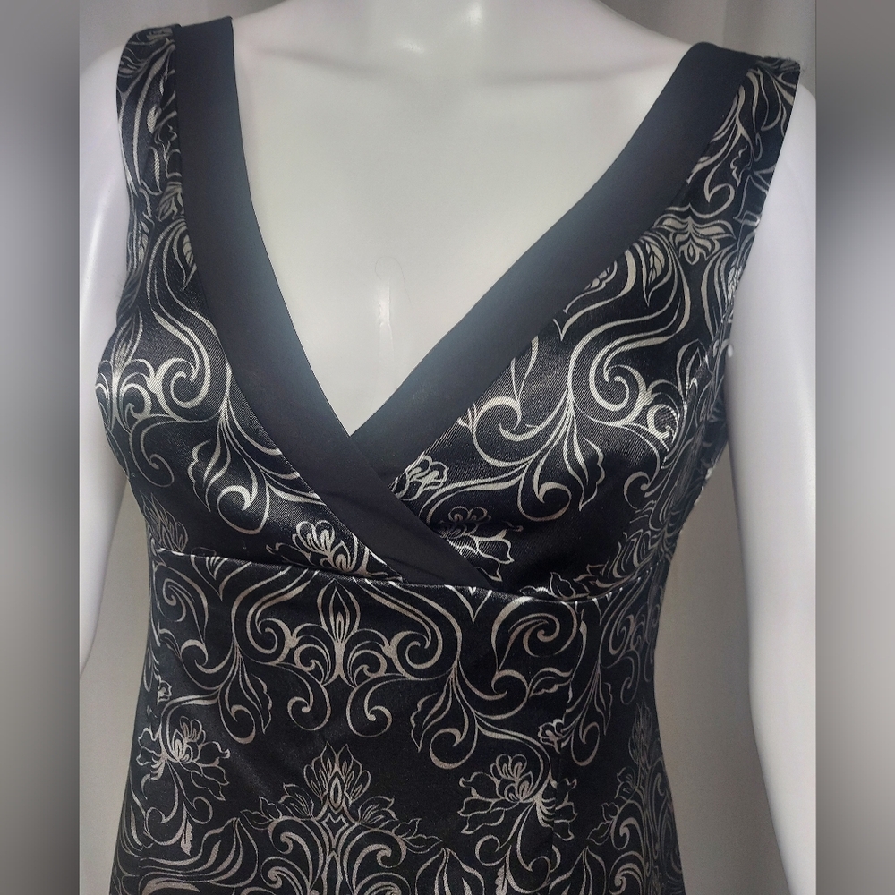 Jones Wear, V-neck Sleeveless Black Dress